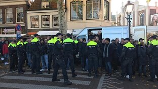 Politie leidt pro-Pietdemonstranten in Hoorn weg, sfeer op straat even "grimmig"