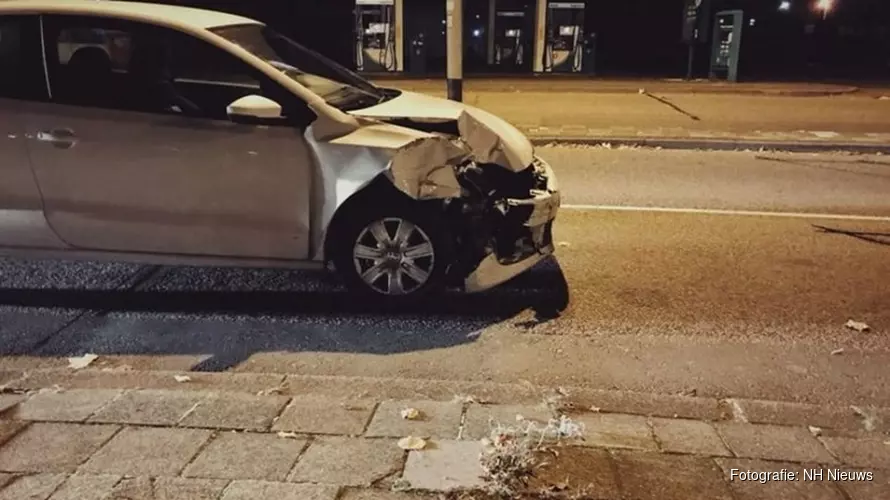 Man rijdt na aanrijding met zwaarbeschadigde auto door centrum Hoorn