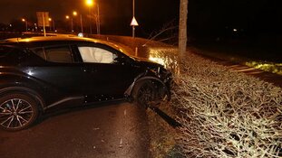 Auto ramt boom in Berkhout, bestuurder gewond
