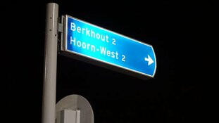 Auto ramt boom in Berkhout, bestuurder gewond