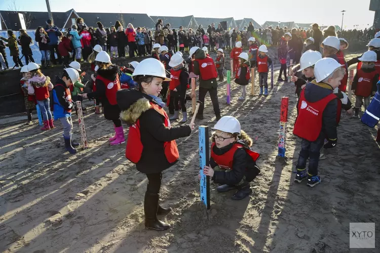 Kinderen slaan eerste paal uitbreiding De Kreek
