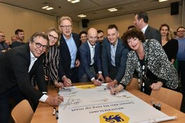 Zorgaanbieders ondertekenen contract nieuwe werkwijze 2020