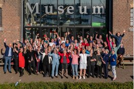 Jubileum Museum van de 20e Eeuw met 70 medewerkers op 1 foto