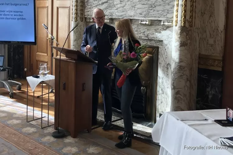 Hoornse Sylvia die zelf haar verkrachter opspoorde geëerd door Pieter van Vollenhoven