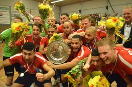Zaalvoetballers ontvangen sportpenningen voor kampioenschap