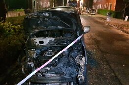 Auto in brand in Hoorn, onderzoek volgt