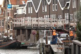 Otto's brug in Hoorn weer terug op de vertrouwde plek: vrijdag klaar voor gebruik