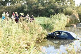 Auto rijdt water in, bestuurder spoorloos verdwenen