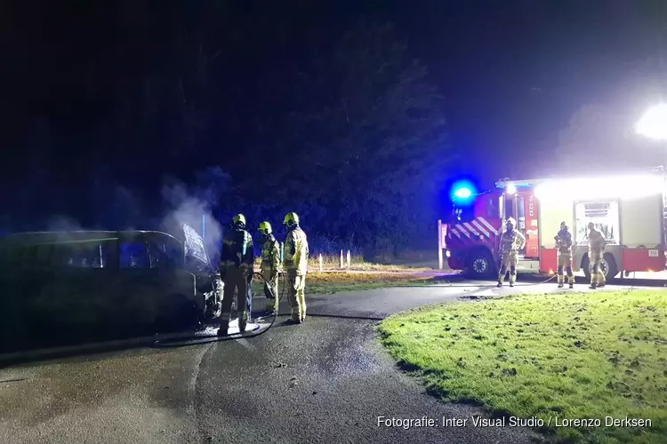 Busje in brand op verlaten parkeerterrein