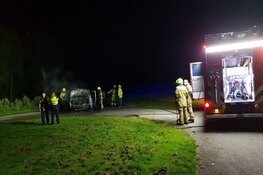 Busje in brand op verlaten parkeerterrein