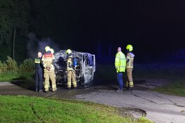 Busje in brand op verlaten parkeerterrein