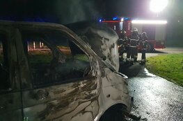 Busje in brand op verlaten parkeerterrein