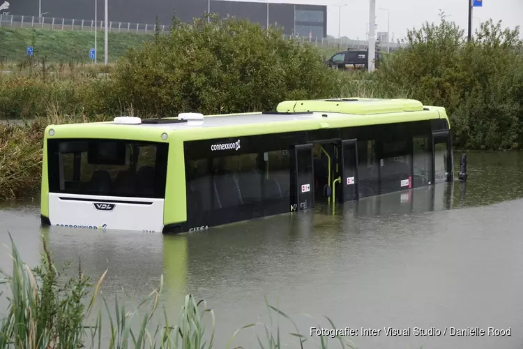 Lijnbus belandt in water bij Zwaag