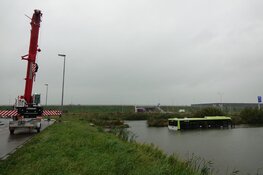 Lijnbus belandt in water bij Zwaag