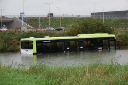 Lijnbus belandt in water bij Zwaag