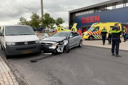 Persoon met spoed naar het ziekenhuis na botsing