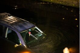 Bestuurder onder invloed raakt meerdere auto's en eindigt in water Hoorn