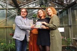 Ad Geerdink neemt eerste ‘verborgen’ gouden eeuw boek in ontvangst