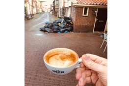 Vuilnis dagenlang voor deur van koffiezaak: "Dit is echt een treurige situatie"