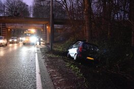 Auto raakt van de weg, bestuurder gewond