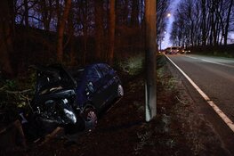 Auto raakt van de weg, bestuurder gewond