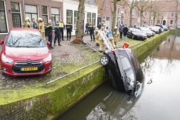 Oudere man raakt met auto te water in centrum Hoorn