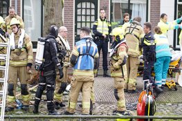 Oudere man raakt met auto te water in centrum Hoorn