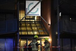 Zwaargewonde bij grote brand in zorginstelling Hoorn: ruim 20 bewoners geëvacueerd