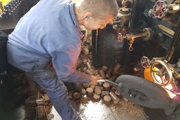 De groene tram komt op stoom