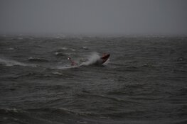 Reddingboot vaart uit voor oefening tijdens storm Ciara