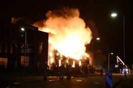 Metershoge vlammen bij brand op industrieterrein in Zwaag