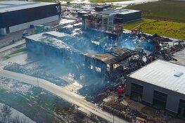 Ravage na verwoestende brand in Zwaag goed zichtbaar vanuit de lucht