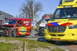 Botsing in Hoorn tussen twee bestelbusjes