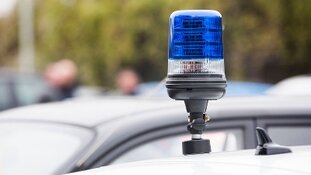 Man rijdt met bromfiets door winkelruit Hoorn