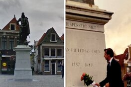 Thierry Baudet legt bloemen bij standbeeld J.P. Coen in Hoorn en doet oproep
