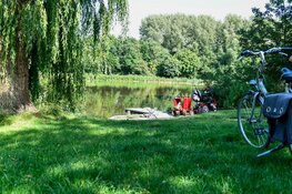 Man op leeftijd raakt met scootmobiel te water in Hoorns park