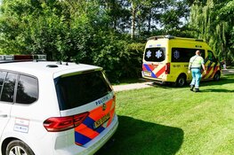 Man op leeftijd raakt met scootmobiel te water in Hoorns park