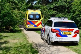 Man op leeftijd raakt met scootmobiel te water in Hoorns park