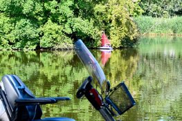 Man op leeftijd raakt met scootmobiel te water in Hoorns park
