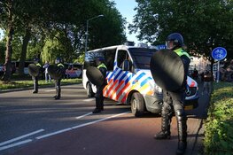 Politie omcirkelt standbeeld JP Coen, plein ontruimd, 4 arrestaties