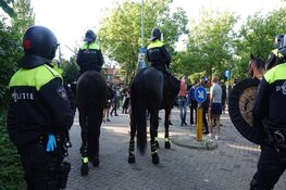 Politie omcirkelt standbeeld JP Coen, plein ontruimd, 4 arrestaties
