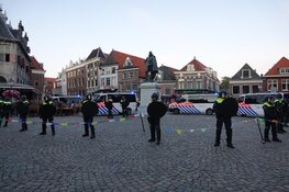 Politie omcirkelt standbeeld JP Coen, plein ontruimd, 4 arrestaties