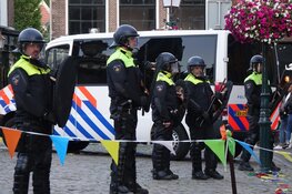 Politie omcirkelt standbeeld JP Coen, plein ontruimd, 4 arrestaties