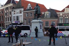 Politie omcirkelt standbeeld JP Coen, plein ontruimd, 4 arrestaties