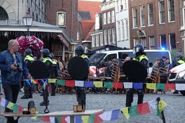 Politie omcirkelt standbeeld JP Coen, plein ontruimd, 4 arrestaties