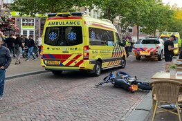 Scooterrijder botst hard op auto in Hoorn