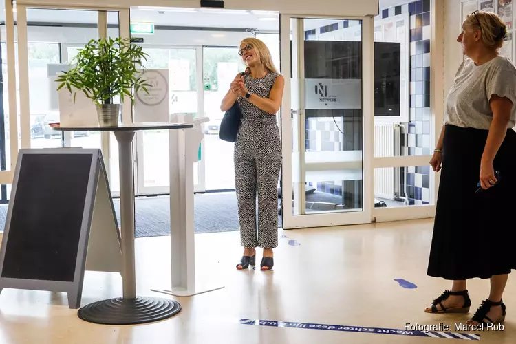 Wethouder gemeente Hoorn op bezoek in wijkcentrum Grote Waal