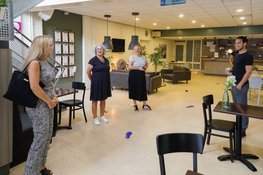 Wethouder gemeente Hoorn op bezoek in wijkcentrum Grote Waal
