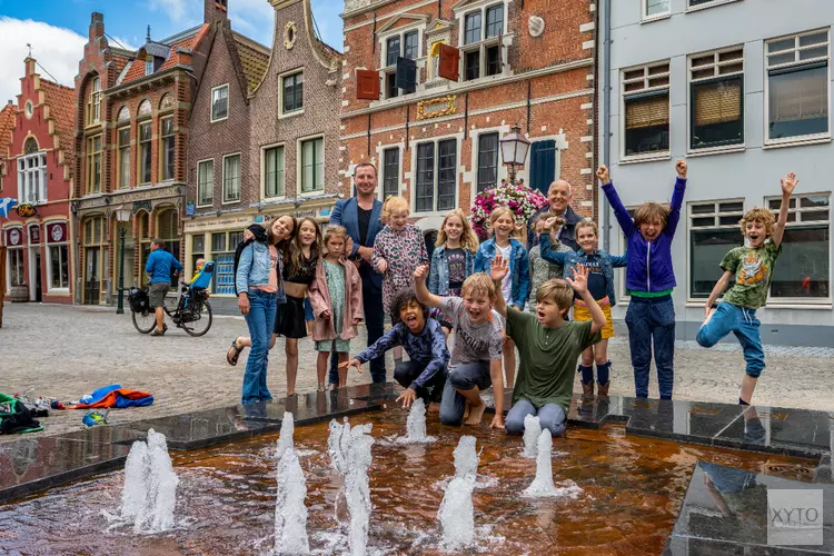 Drie kerken sproeien water op Kerkplein