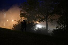 Grasstapel in brand. Grote rookwolk boven wijk De Waal